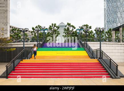 Rainbow Steps am Canary Wharf feiert die Pride Week in London Stockfoto