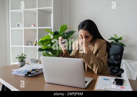 Müde junge Frau fühlt Schmerzen Augenanstrengung in der Hand Brille reiben trockene gereizte Augen müde vom Laptop Stockfoto