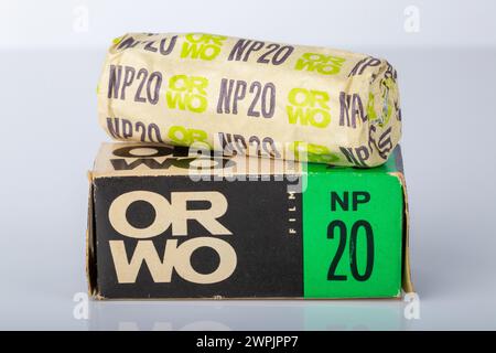 Potsdam, Deutschland - 11. August 2018. Alte Originalverpackung einer ORWO (Original Wolfen) NP20 (NP = negative Panchromatic) Folienrolle für schwarz-weiße ana Stockfoto