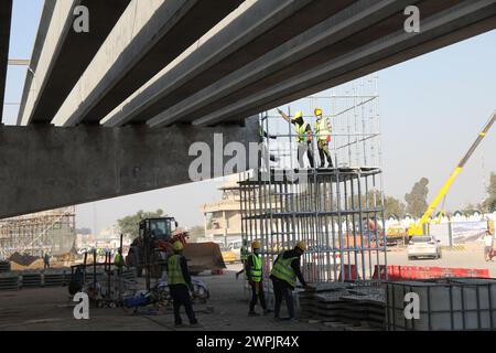 Bagdad. März 2024. Dieses Foto vom 2. März 2024 zeigt die Baustelle des Nisour Square Development Project in Bagdad, Irak. PASSEND ZU „Feature: Chinesisches Unternehmen führt „Herz-Bypass-Operationen“ durch, um Verkehrsstaus in der irakischen Hauptstadt zu lindern“ Credit: Khalil Dawood/Xinhua/Alamy Live News Stockfoto