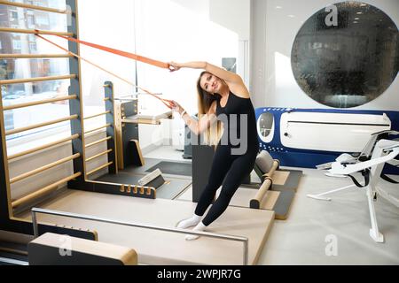 Junge Frau, die Durchführung von stretching-Übungen Stockfoto