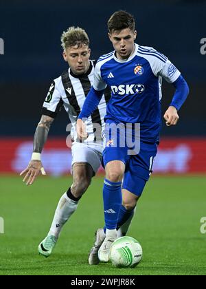 Zagreb. März 2024. Martin Baturina (R) von Dinamo Zagreb kontrolliert den Ball während des Achtelfinale der UEFA Europa Conference League am 7. März 2024 in Zagreb. Quelle: Marko Lukunic/PIXSELL über Xinhua/Alamy Live News Stockfoto