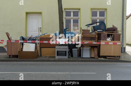 Staufen von Sperrmüll mit Möbeln und Elektrogeräten am Straßenrand Stockfoto