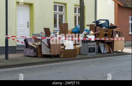 Staufen von Sperrmüll mit Möbeln und Elektrogeräten am Straßenrand Stockfoto