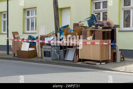 Staufen von Sperrmüll mit Möbeln und Elektrogeräten am Straßenrand Stockfoto