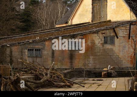 Verlassenes altes Landhaus aus Stein. Dorfhaus. Altes verlassenes Steinhaus. Stockfoto