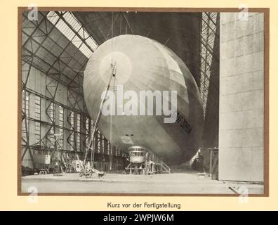 Graf Zeppelin kurz vor Fertigstellung. LZ 127 Graf Zeppelin (Deutsches Luftschiff Zeppelin 127) war ein mit Wasserstoff gefülltes Luftschiff, das von 1928 bis 1937 mit der Baunummer LZ 127 (117. Zeppelin-Luftschiff) flog. Eigentümer: Luftschiffbau Zeppelin Q.m.b.H., Friedrichshafen a. B. Verwendung: LZ 127 soll die technische und wirtschaftliche Möglichkeit des transozeanischen Luftschiffverkehrs auf langen Strecken demonstrieren.Sammlung einschlägiger Erfahrungen, insbesondere der Erforschung der meteorologischen Bedingungen auf zukünftigen Transportwegen. Ausflüge für wissenschaftliche und vermessende pu Stockfoto