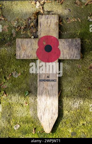 Einfaches hölzernes Kreuz links oben auf einer Mauer an der Stelle des Kriegsdenkmals in Bath, Somerset Stockfoto