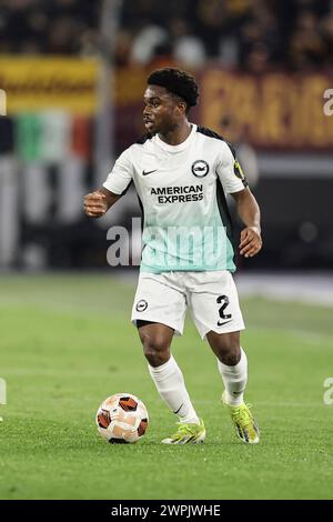 Brighton und Hove Albions Sierra-leonischer Verteidiger Tariq Lamptey kontrolliert den Ball während des Achtelfinale der UEFA Europa League zwischen AS Roma gegen Brighton und Hove Albion im Olimpico-Stadion am 7. März 2024 in Rom. Stockfoto