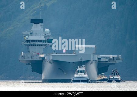 Glen Mallan, Argyll and Bute, Schottland, Großbritannien. März 2024. Die Royal Navy Flugzeugträger HMS Queen Elizabeth trifft heute in Glen Mallan auf Loch Long ein, um Munition abzuladen, bevor sie zur Rosyth Dockyard fährt, um ihre Propellerkupplungen zu reparieren. Iain Masterton/Alamy Live News Stockfoto