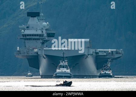 Glen Mallan, Argyll and Bute, Schottland, Großbritannien. März 2024. Die Royal Navy Flugzeugträger HMS Queen Elizabeth trifft heute in Glen Mallan auf Loch Long ein, um Munition abzuladen, bevor sie zur Rosyth Dockyard fährt, um ihre Propellerkupplungen zu reparieren. Iain Masterton/Alamy Live News Stockfoto