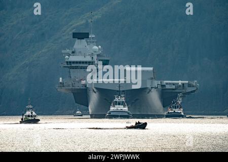 Glen Mallan, Argyll and Bute, Schottland, Großbritannien. März 2024. Die Royal Navy Flugzeugträger HMS Queen Elizabeth trifft heute in Glen Mallan auf Loch Long ein, um Munition abzuladen, bevor sie zur Rosyth Dockyard fährt, um ihre Propellerkupplungen zu reparieren. Iain Masterton/Alamy Live News Stockfoto