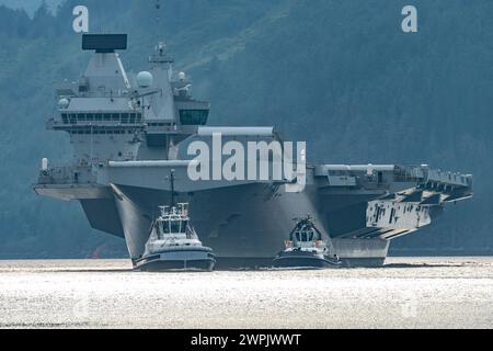 Glen Mallan, Argyll and Bute, Schottland, Großbritannien. März 2024. Die Royal Navy Flugzeugträger HMS Queen Elizabeth trifft heute in Glen Mallan auf Loch Long ein, um Munition abzuladen, bevor sie zur Rosyth Dockyard fährt, um ihre Propellerkupplungen zu reparieren. Iain Masterton/Alamy Live News Stockfoto