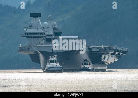 Glen Mallan, Argyll and Bute, Schottland, Großbritannien. März 2024. Die Royal Navy Flugzeugträger HMS Queen Elizabeth trifft heute in Glen Mallan auf Loch Long ein, um Munition abzuladen, bevor sie zur Rosyth Dockyard fährt, um ihre Propellerkupplungen zu reparieren. Iain Masterton/Alamy Live News Stockfoto