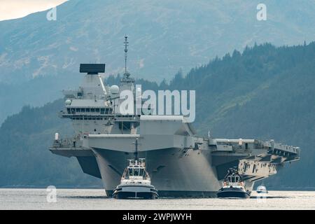 Glen Mallan, Argyll and Bute, Schottland, Großbritannien. März 2024. Die Royal Navy Flugzeugträger HMS Queen Elizabeth trifft heute in Glen Mallan auf Loch Long ein, um Munition abzuladen, bevor sie zur Rosyth Dockyard fährt, um ihre Propellerkupplungen zu reparieren. Iain Masterton/Alamy Live News Stockfoto