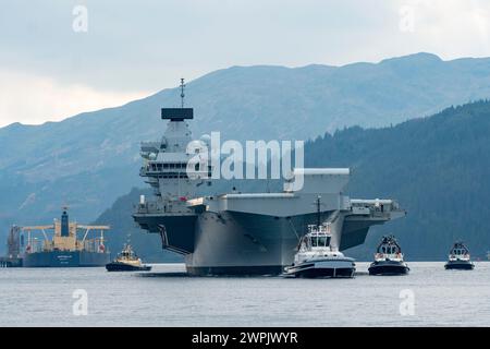 Glen Mallan, Argyll and Bute, Schottland, Großbritannien. März 2024. Die Royal Navy Flugzeugträger HMS Queen Elizabeth trifft heute in Glen Mallan auf Loch Long ein, um Munition abzuladen, bevor sie zur Rosyth Dockyard fährt, um ihre Propellerkupplungen zu reparieren. Iain Masterton/Alamy Live News Stockfoto