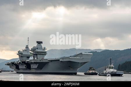 Glen Mallan, Argyll and Bute, Schottland, Großbritannien. März 2024. Die Royal Navy Flugzeugträger HMS Queen Elizabeth trifft heute in Glen Mallan auf Loch Long ein, um Munition abzuladen, bevor sie zur Rosyth Dockyard fährt, um ihre Propellerkupplungen zu reparieren. Iain Masterton/Alamy Live News Stockfoto