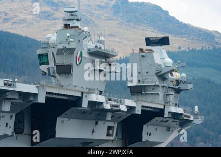 Glen Mallan, Argyll and Bute, Schottland, Großbritannien. März 2024. Die Royal Navy Flugzeugträger HMS Queen Elizabeth trifft heute in Glen Mallan auf Loch Long ein, um Munition abzuladen, bevor sie zur Rosyth Dockyard fährt, um ihre Propellerkupplungen zu reparieren. Iain Masterton/Alamy Live News Stockfoto