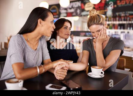 Freunde, Kaffee und traurige Frau im Café für Unterstützung bei der psychischen Gesundheit, Beratung und Hilfe bei Stress. Restaurant, Vertrauen und Gruppe von Frauen, die halten Stockfoto