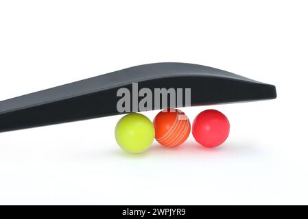 Windball mit schwarzer pvc-Cricket-Fledermaus isoliert Stockfoto