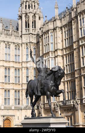 Großbritannien, London, Reiterstatue von Richard Coeur de Lion vor den Houses of parliament. Erstellt von Baron Carlo Marochetti im Jahr 1851. Stockfoto