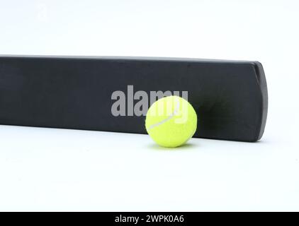 Windball mit schwarzer pvc-Cricket-Fledermaus isoliert Stockfoto