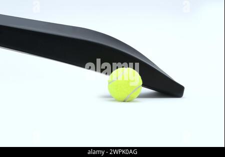 Windball mit schwarzer pvc-Cricket-Fledermaus isoliert Stockfoto