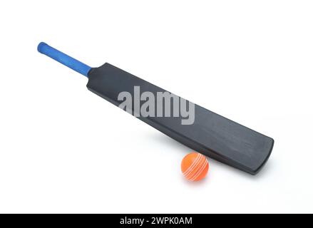 Windball mit schwarzer pvc-Cricket-Fledermaus isoliert Stockfoto