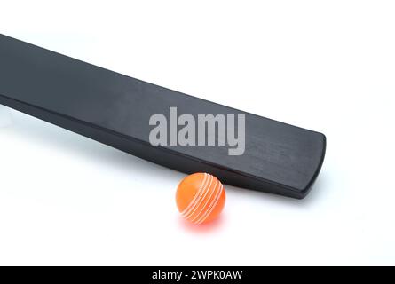 Windball mit schwarzer pvc-Cricket-Fledermaus isoliert Stockfoto