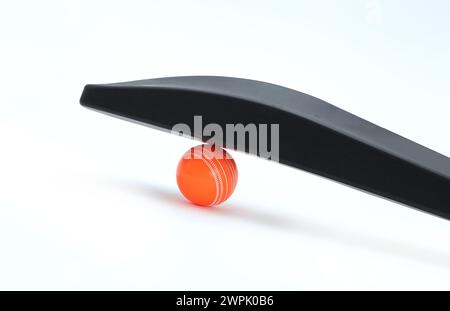 Windball mit schwarzer pvc-Cricket-Fledermaus isoliert Stockfoto