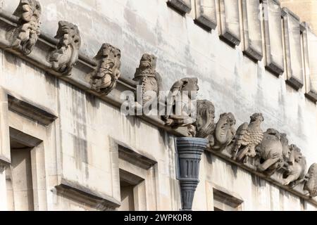 UK, Oxfordshire, Oxford, Gargoyles entlang der High Street Fascade des Magdalen College. Stockfoto