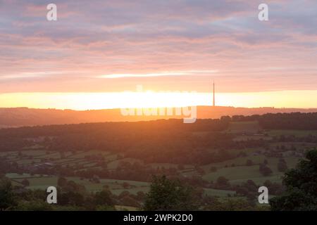 Großbritannien, West Yorkshire, Sonnenaufgang über Emley Moor von Castle Hill. Stockfoto