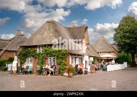 Menschen entspannen auf der Außenterrasse des Cafés in Nieblum auf der Insel Foehr, Nordfriesland, Schleswig-Holstein, Deutschland Stockfoto