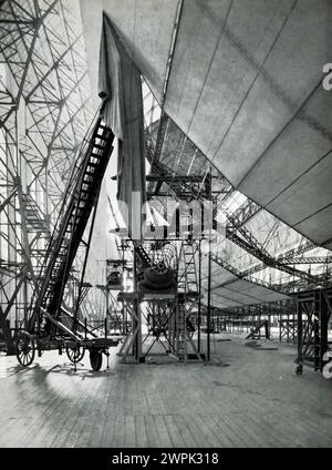Anbringen der äußeren Abdeckung am Rumpf. LZ 127 Graf Zeppelin (Deutsches Luftschiff Zeppelin 127) war ein mit Wasserstoff gefülltes Luftschiff, das von 1928 bis 1937 mit der Baunummer LZ 127 (117. Zeppelin-Luftschiff) flog. Eigentümer: Luftschiffbau Zeppelin Q.m.b.H., Friedrichshafen a. B. Verwendung: LZ 127 soll die technische und wirtschaftliche Möglichkeit des transozeanischen Luftschiffverkehrs auf langen Strecken demonstrieren.Sammlung einschlägiger Erfahrungen, insbesondere der Erforschung der meteorologischen Bedingungen auf zukünftigen Transportwegen. Ausflüge für wissenschaftliche und vermessende pu Stockfoto
