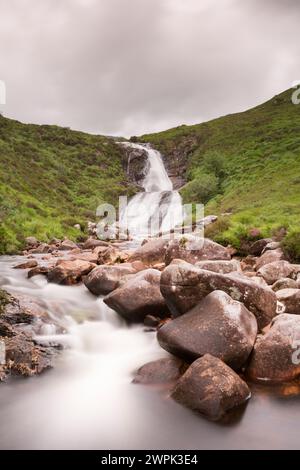 Großbritannien, Schottland, Isle of Skye, Wasserfall in Glen Brittle, der in Allen Coir' a' Mhadaidh mündet. Stockfoto