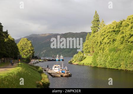 Großbritannien, Schottland, „der Caledonian Canal bei Fort Augustus mit Blick auf Loch Ness. Stockfoto