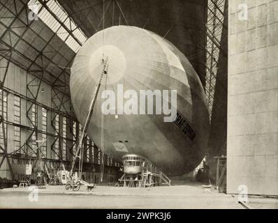 Graf Zeppelin kurz vor Fertigstellung. LZ 127 Graf Zeppelin (Deutsches Luftschiff Zeppelin 127) war ein mit Wasserstoff gefülltes Luftschiff, das von 1928 bis 1937 mit der Baunummer LZ 127 (117. Zeppelin-Luftschiff) flog. Eigentümer: Luftschiffbau Zeppelin Q.m.b.H., Friedrichshafen a. B. Verwendung: LZ 127 soll die technische und wirtschaftliche Möglichkeit des transozeanischen Luftschiffverkehrs auf langen Strecken demonstrieren.Sammlung einschlägiger Erfahrungen, insbesondere der Erforschung der meteorologischen Bedingungen auf zukünftigen Transportwegen. Ausflüge für wissenschaftliche und vermessende pu Stockfoto