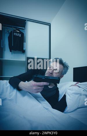 Der Polizist wacht in seinem Schlafzimmer auf und hat Angst vor Eindringlingen Stockfoto