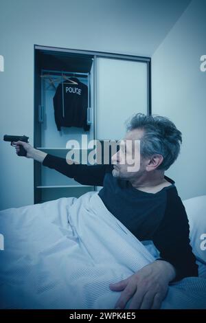 Der Polizist wacht in seinem Schlafzimmer auf und hat Angst vor Eindringlingen Stockfoto