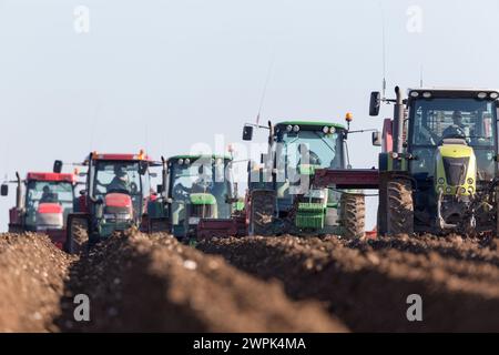 UK, North Yorkshire, Landwirtschaft, Vorbereitung des Bodens für die Aussaat von Kartoffeln. Stockfoto