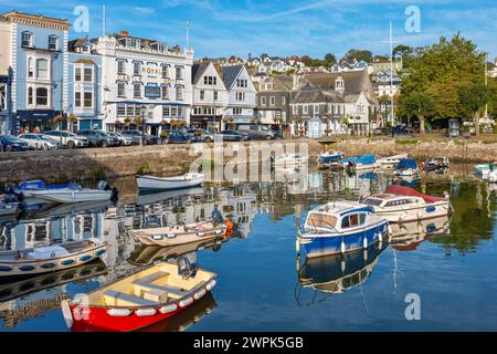 Blick auf den kleinen Hafen, umgeben von historischen Häusern in Dartmouth. Devon, England Stockfoto