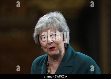 Aktenfoto vom 11/23 der ehemaligen Premierministerin Theresa May als südkoreanischer Präsident Yoon Suk Yeol trifft ein, um eine Ansprache in der Royal Gallery im Palace of Westminster, London, zu halten. Ausgabedatum: Freitag, 8. März 2024. Stockfoto