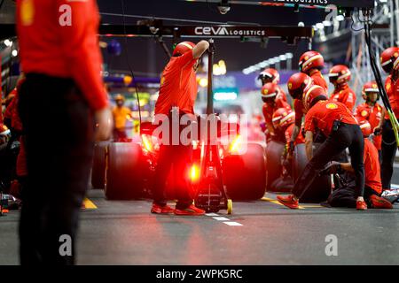 16 LECLERC Charles (mco), Scuderia Ferrari SF-24, Action, Stand, Boxengasse, während des Formel 1 STC Saudi Arabian Grand Prix 2024, 2. Runde der Formel-1-Weltmeisterschaft 2024 vom 7. bis 9. März 2024 auf dem Jeddah Corniche Circuit, in Jeddah, Saudi-Arabien - DPPI Stockfoto