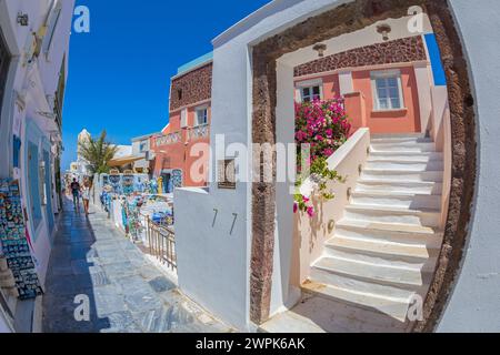 OIA, SANTORINI, GRIECHENLAND - 21. JUNI 2021: Kaufen Sie typische Souvenirs aus Griechenland und der Insel Santorin, auf der Hauptstraße Nik. Nomikou. Stockfoto