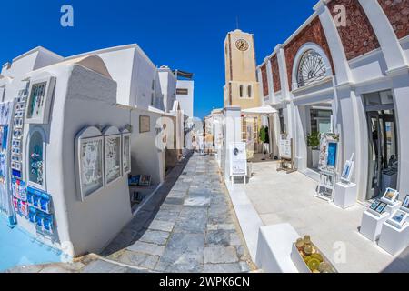 OIA, SANTORINI, GRIECHENLAND - 21. JUNI 2021: Kaufen Sie typische Souvenirs aus Griechenland und der Insel Santorin, auf der Hauptstraße Nik. Nomikou. Stockfoto