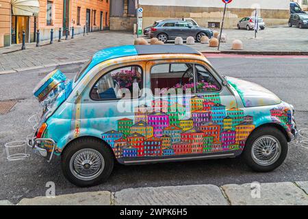 GENUA, ITALIEN - 20. MÄRZ 2021: Kleines und fröhliches Auto, lustig dekoriert und zum Verkauf von Blumen verwendet. Schießerei auf der Piazza Giacomo Matteotti. Stockfoto