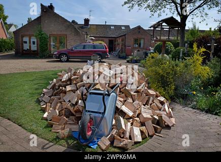 Ein Holzhaufen wartet auf Winterlagerung im ländlichen Garten norfolk england Stockfoto