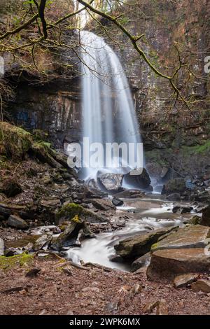 Eine lange Exposition eines Wasserfalls in Wales, der die Bewegung des Wassers zeigt. Melincourt Falls, Sgwd Rhyd Yr Hesg, in der Nähe der Stadt Resolven Stockfoto