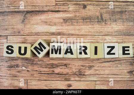 Konzept der Holzwürfel mit dem Wort Zusammenfassung auf hölzernem Hintergrund. Stockfoto