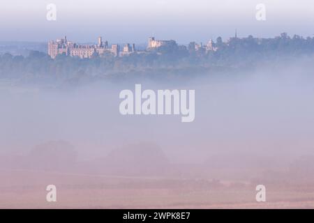 10/09/14 Arundel Castle ist in Herbstnebel gehüllt, wenn die Dämmerung über West Sussex bricht. Alle Rechte vorbehalten – F-Stopp drücken. www.fstoppress.com. Tel.: + Stockfoto